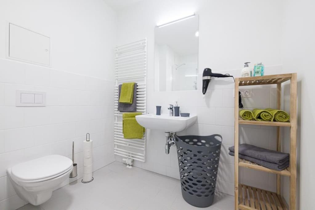 Premium City Apartment With Balcony! Free Garage Parking Included! Wien Eksteriør bilde